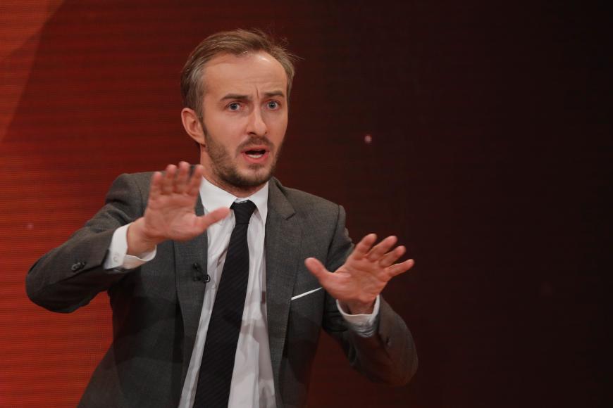 Jan Böhmermann, der sonst keine Konfrontation scheut, ging Til Schweiger im Flugzeug lieber aus dem Weg.