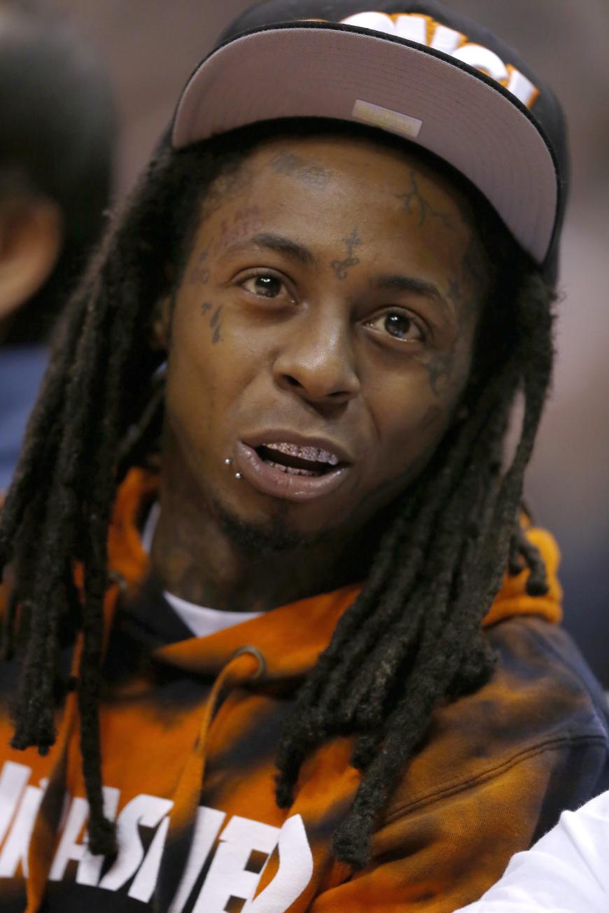 Ein Türsteher hat Rapper Lil Wayne angeklagt.