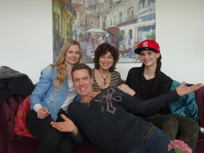 Kann er sich gegen Britta Steffen, Isabell Varell und Betty Taube (v. links) durchsetzen?