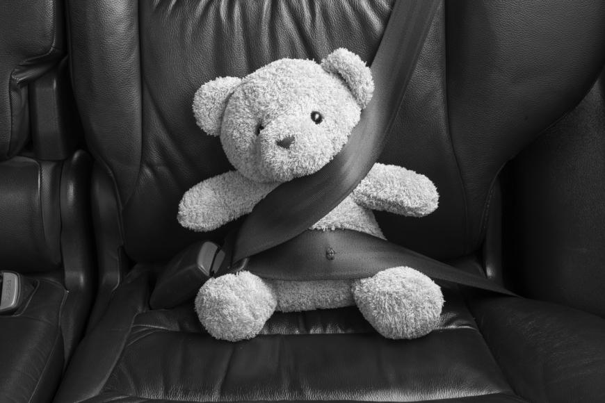 Schon wieder schockt ein Fall von fahrlässiger Kindeswohlgefährdung, weil eine junge Mutter ihre Kinder 15 Stunden, bei zeitweise 33 Grad, in ihrem Auto zurückgelassen hat.