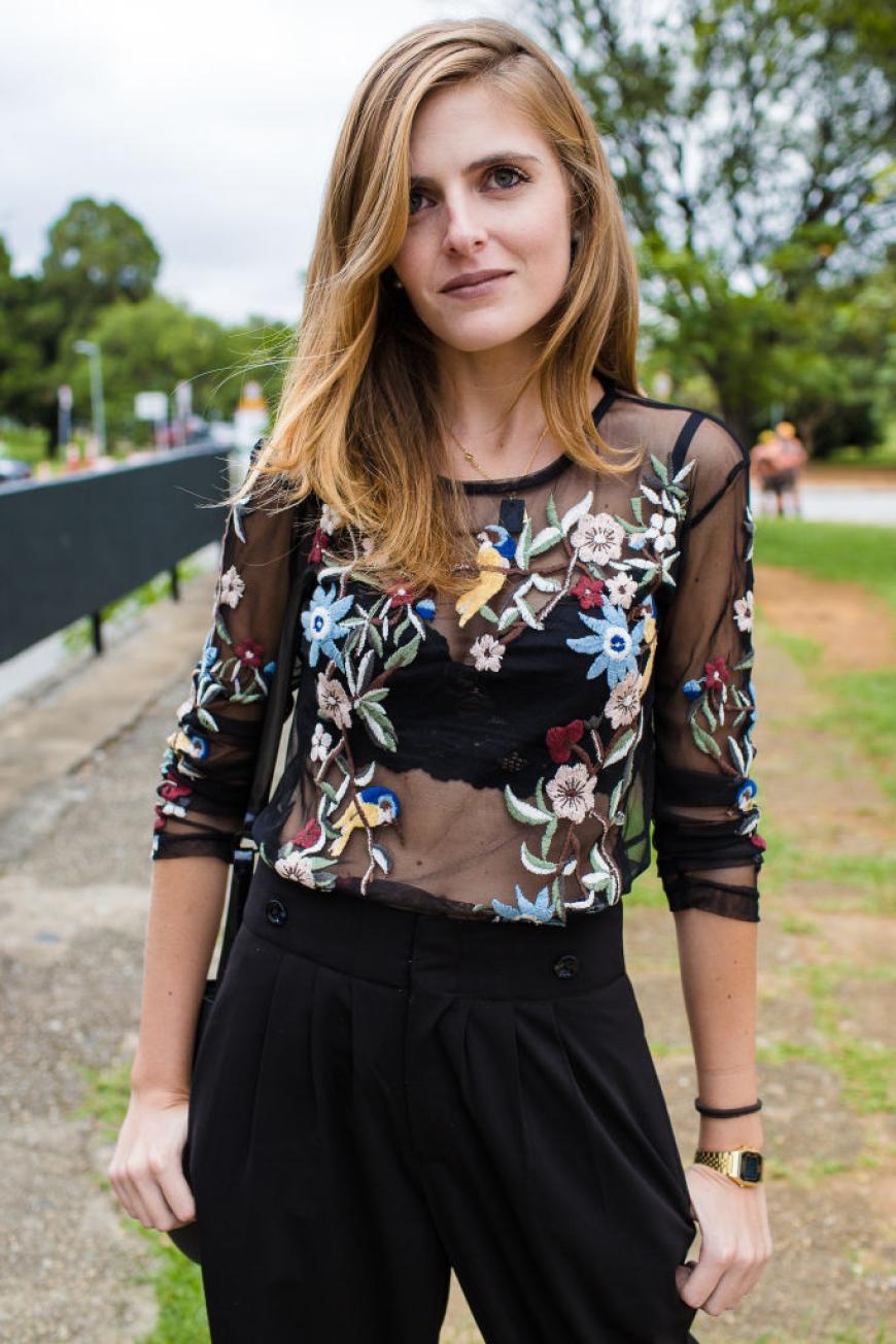 Dieser Streetstyle-Look gefällt uns super! Transparente Blusen mit floralen Stickereien sind gerade mega angesagt und machen sich super in Kombination mit Spitzen-BH's.