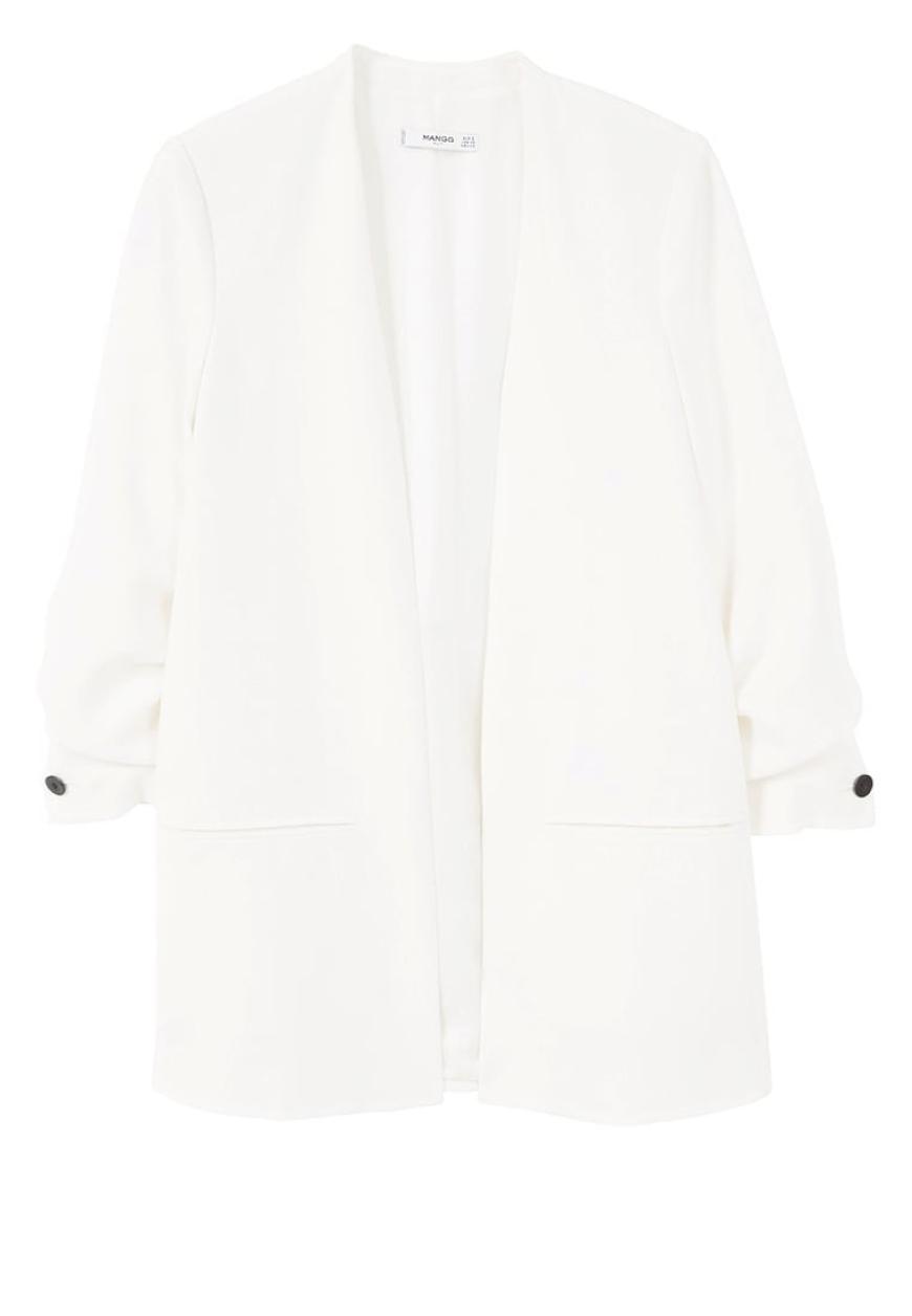 Den dazu passenden weißen Blazer von Mango gibt es zum Beispiel bei Zalando für 70 Euro.