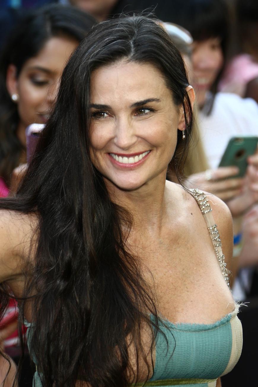 Demi Moore nimmt den Verlust ihrer Zähne mit Humor: