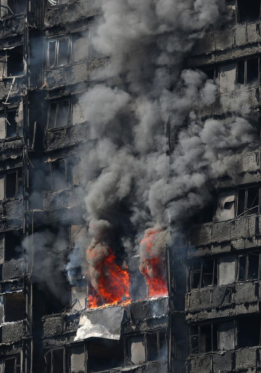 Seit über 12 Stunden brennt das 24-stöckige Hochhaus Grenfell Tower in West-London, in dem sich 120 Wohnungen befinden.