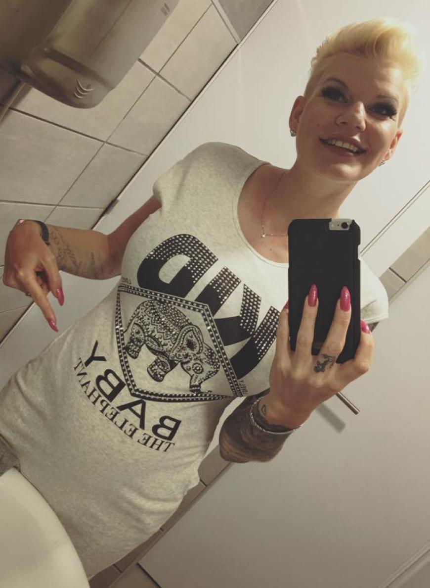 Melanie Müller präsentiert stolz ihren Babybauch.