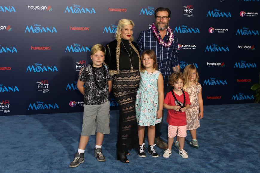 Die schwangere Tori Spelling vor einigen Monaten mit ihren anderen vier Kindern und Ehemann Dean McDermott