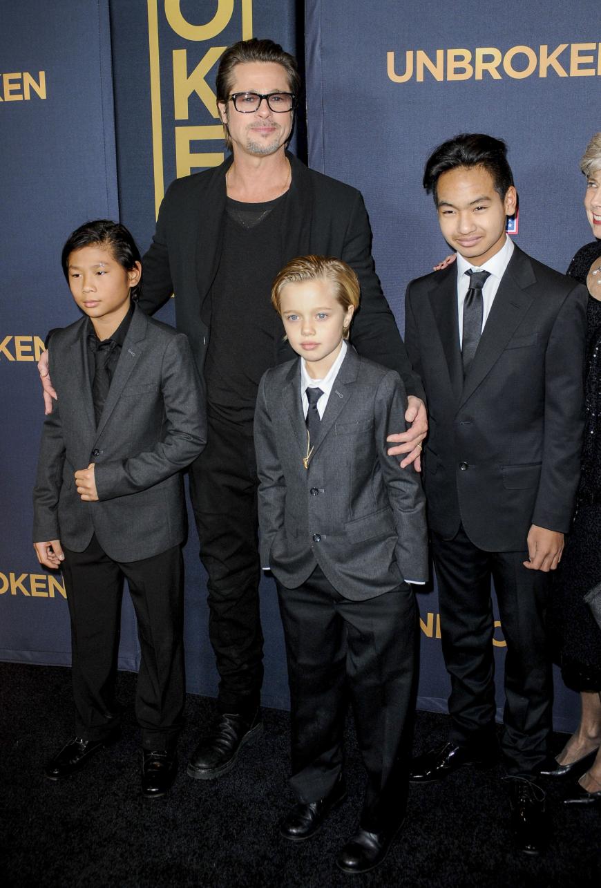 Sie kleidet sich am liebsten wie ihre Brüder Pax (l.) und Maddox (r.): Die damals achtjährige Shiloh Jolie-Pitt erschien 2014 im Anzug statt im Kleidchen zur