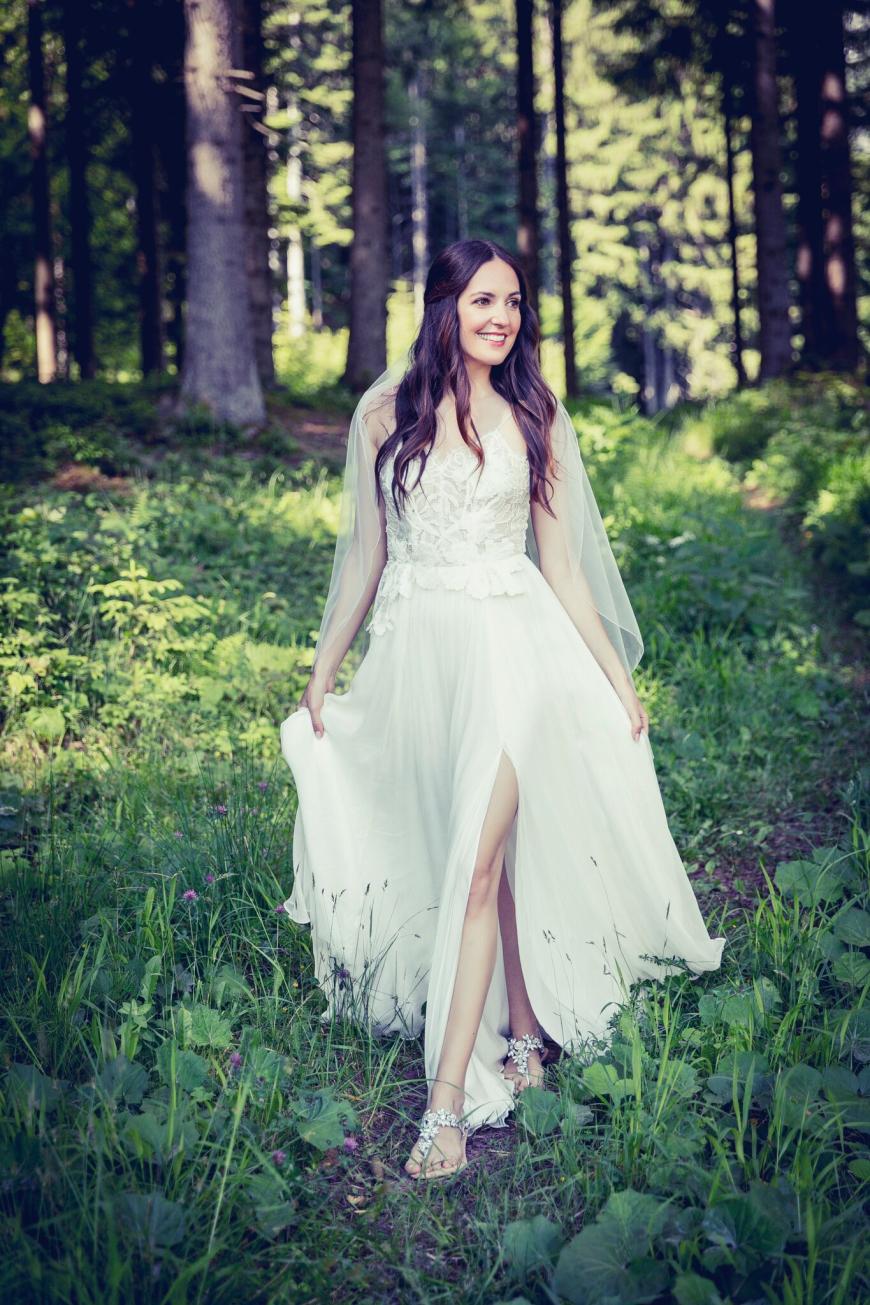 Zu dem hochgeschlitzten Kleid trug Johanna offene Haare und Sandalen.