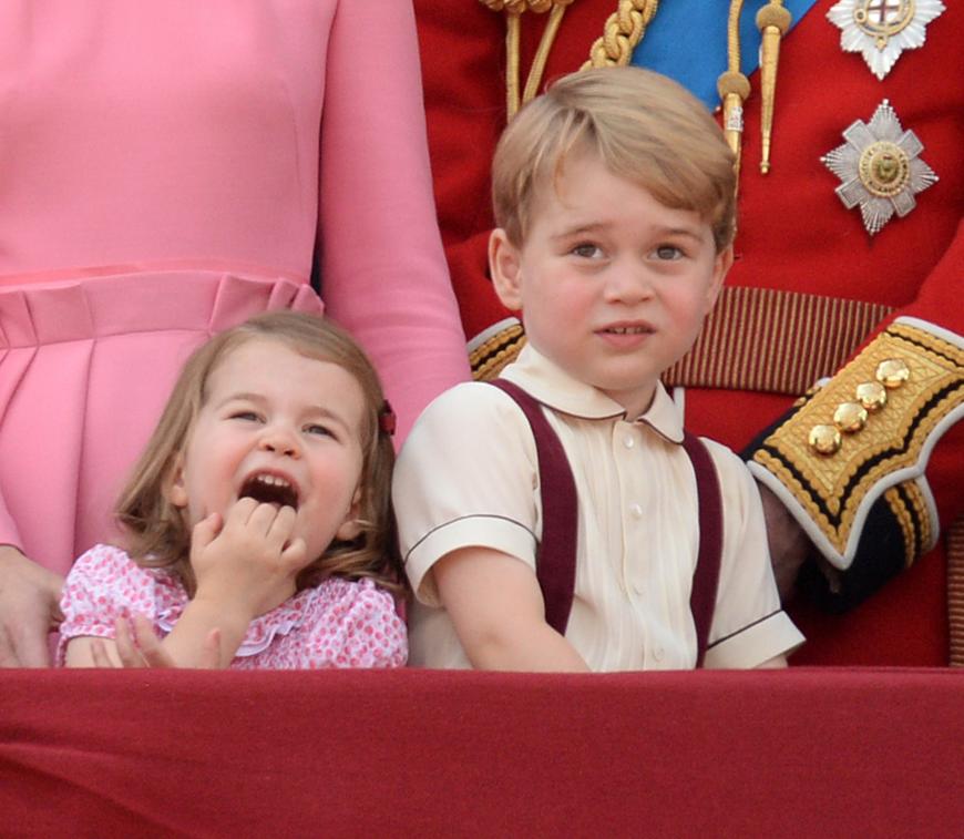 Mega-süß: Mit ihren zwei und drei Jahren standen Prinzessin Charlotte und Prinz George für die Fotografen im Mittelpunkt.