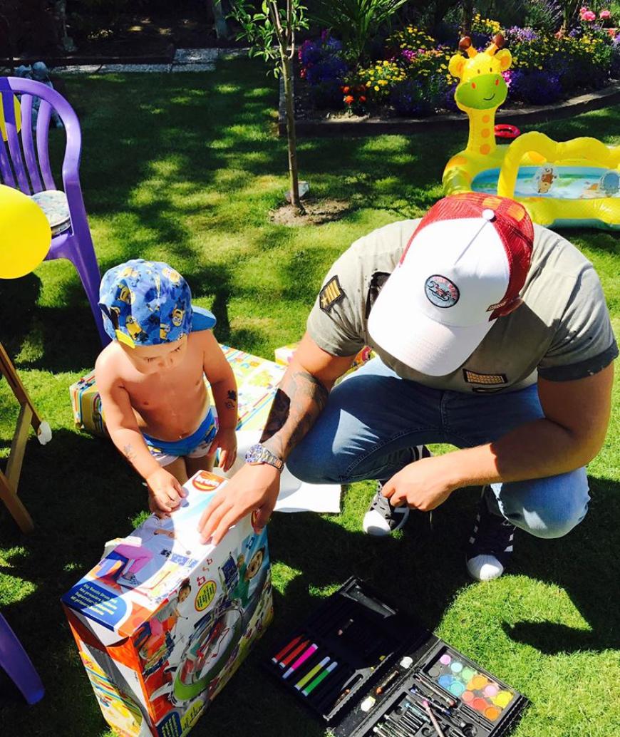 Perfektes Wetter, massenhaft Geschenke und Mama & Papa vereint: Für Alessio lief's rund an seinem zweiten Geburtstag.