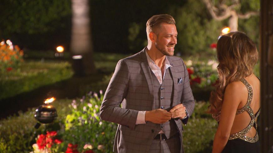 Alex Hosse und die Bachelorette bei ihrer ersten Begegnung in der Villa.