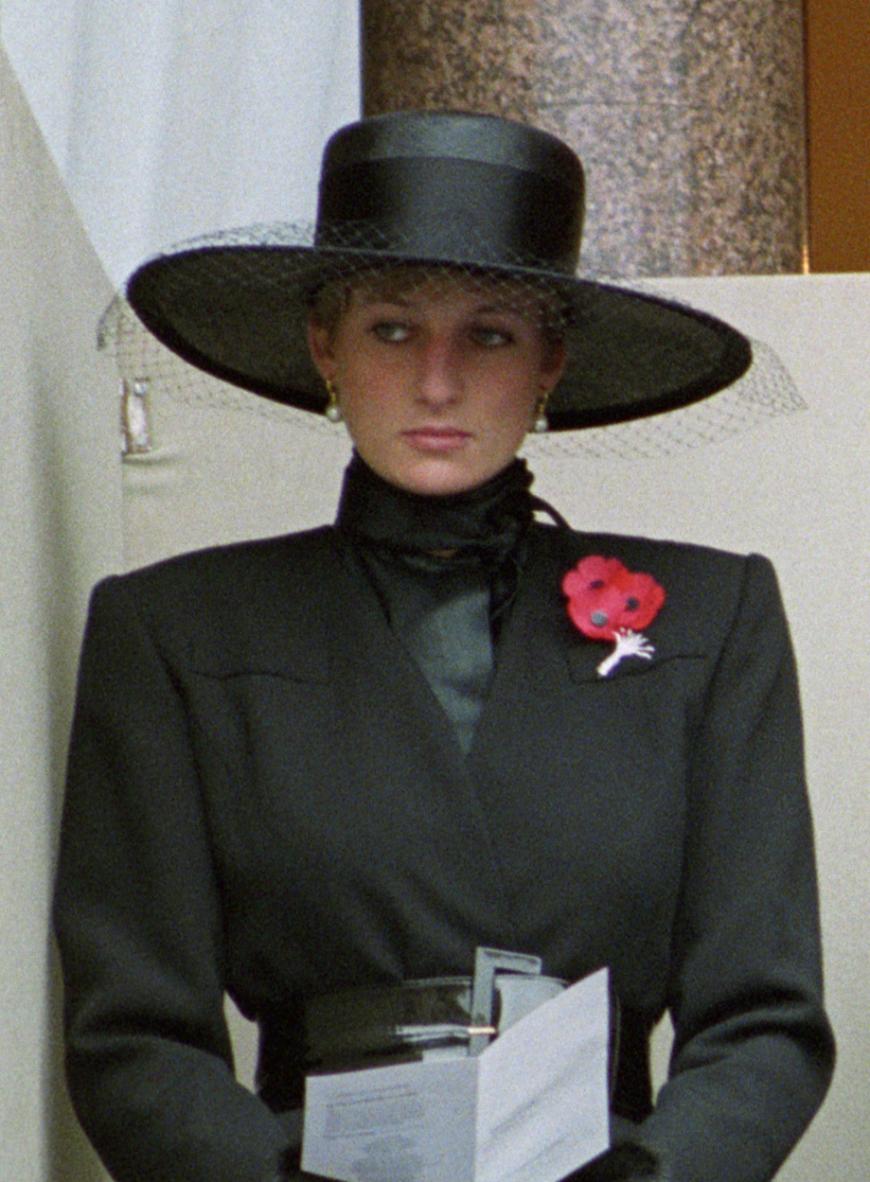 Prinzessin Diana in einem düsteren Look, ihr Gesichtsausdruck passte damals zum Outfit.