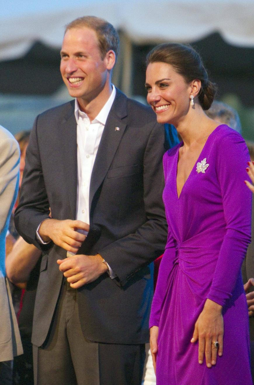 Kate mit einem ähnlichen Outfit an der Seite ihres Mannes und Dianas Sohn William.