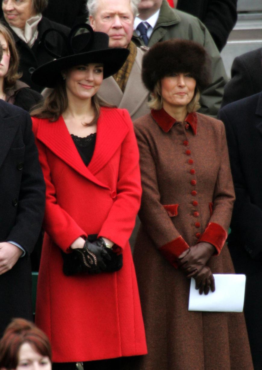 Herzogin Kate zeigte sich schon in einem sehr ähnlichen Outfit 2006 mit ihrer Mutter an der Seite.