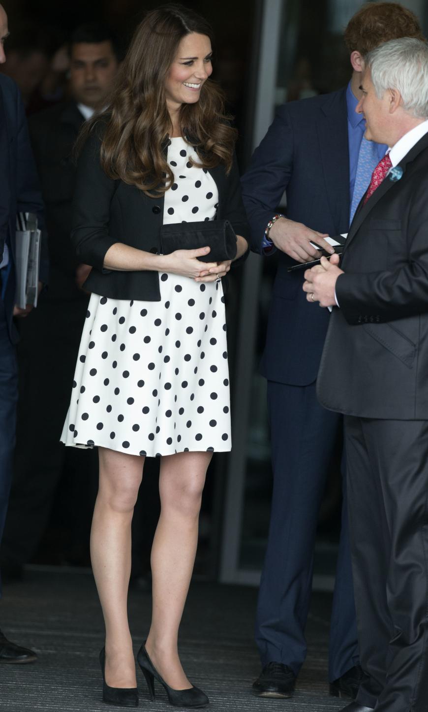 2013 besuchte Herzogin Kate in einem ganz ähnlichen Kleid die Warner Bros. Studios!