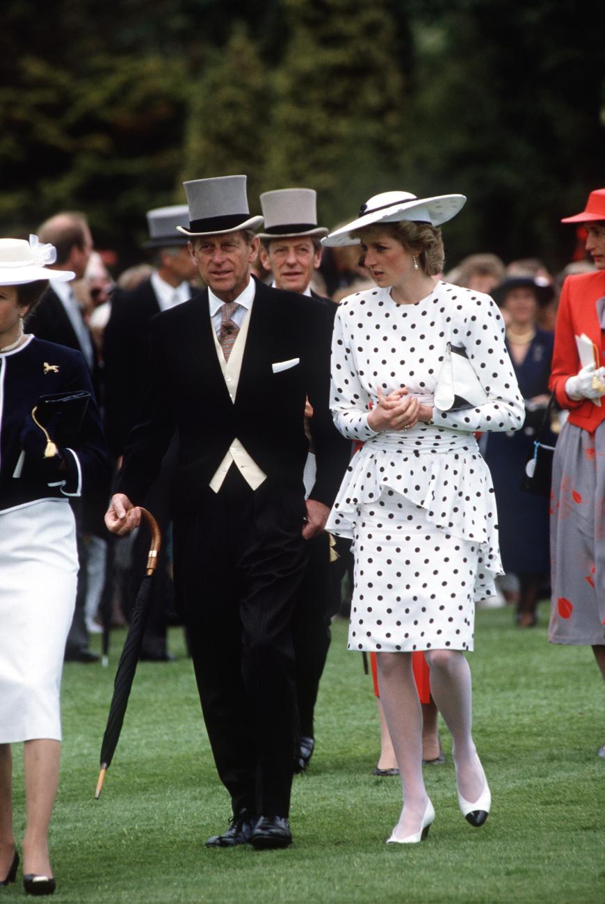 Prinzessin Diana besuchte zu Lebzeiten ein Derby mit ihrem Schwiegervater Prinz Philip in einem gepunkteten Kleid.