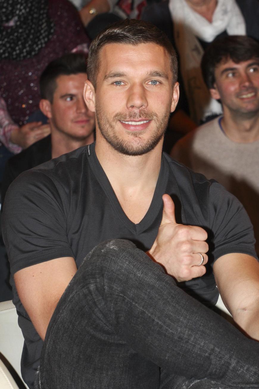 Daumen hoch! Sympathieträger Lukas Podolski hält seine Fans bei Laune, bevor er nach Japan wechselt.