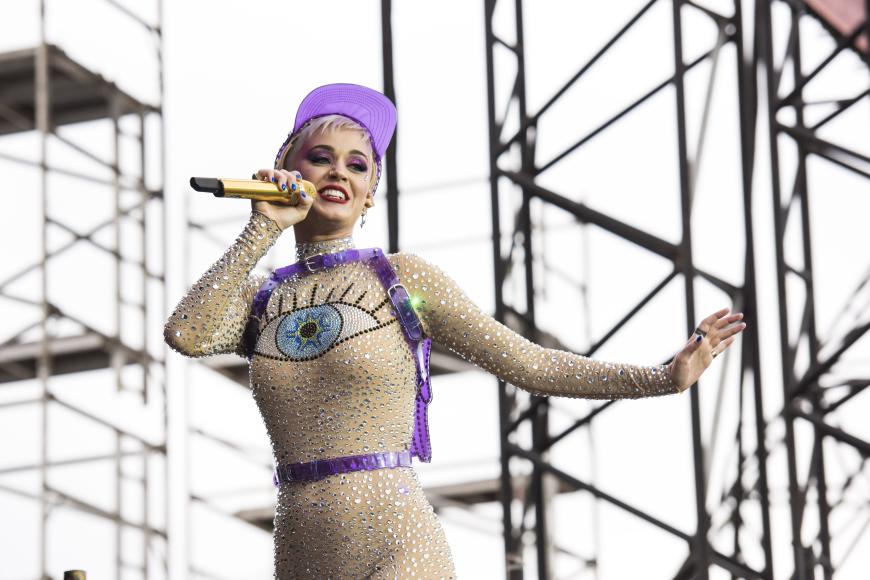 Katy Perry trat mit diesem auffälligen Look beim Glastonbury auf. Gefiel wohl Chris Martin!