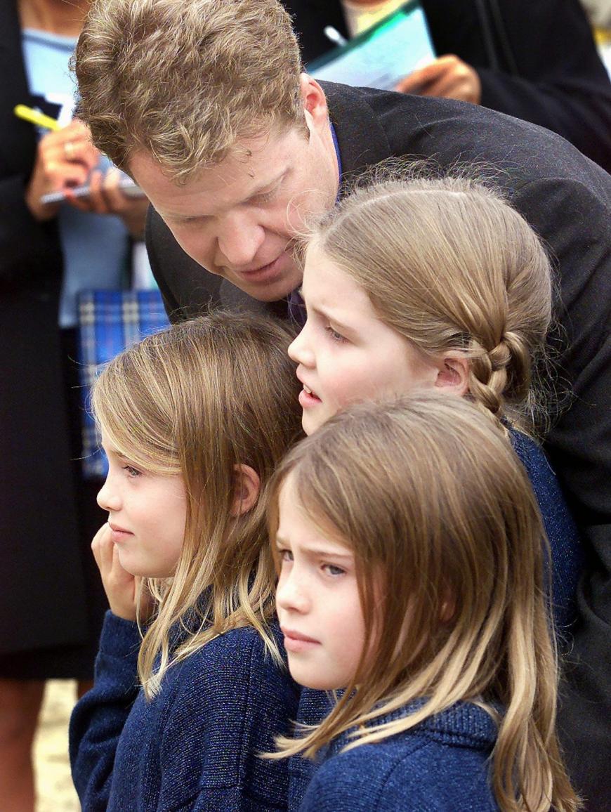 Graf Spencer, der Bruder von Prinzessin Diana, und seine Töchter Kitty (M.) sowie die Zwillinge Eliza und Amelia (r.) im Jahr 2000.