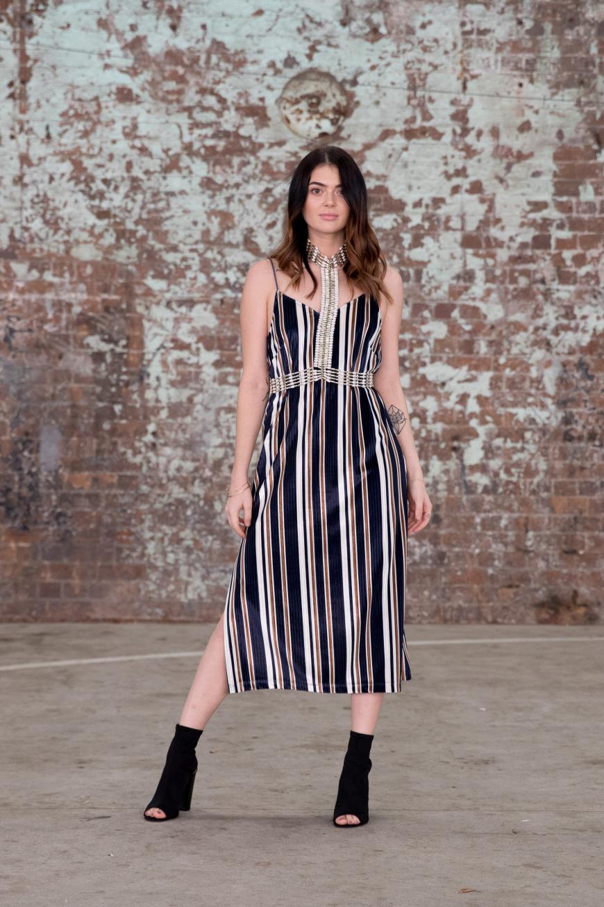 Negligé-Kleider haben in diesem Sommer ein cooles Upgrade bekommen - mit farbenfrohen horizontalen Streifen wird der Look direkt alltagstauglich, egal ob im Büro oder in der Freizeit.