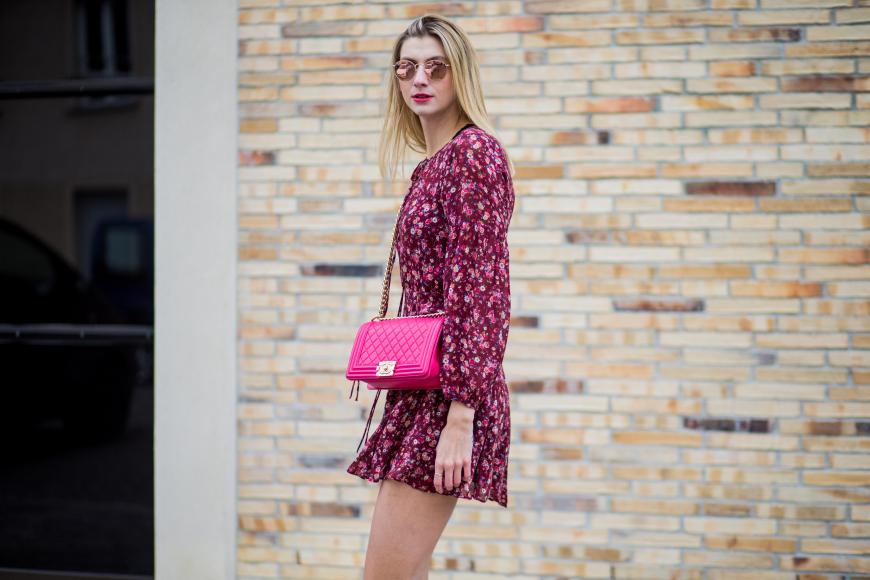 Florale Muster tragen wir in diesem Sommer in knalligen Eyecatcher-Farben.