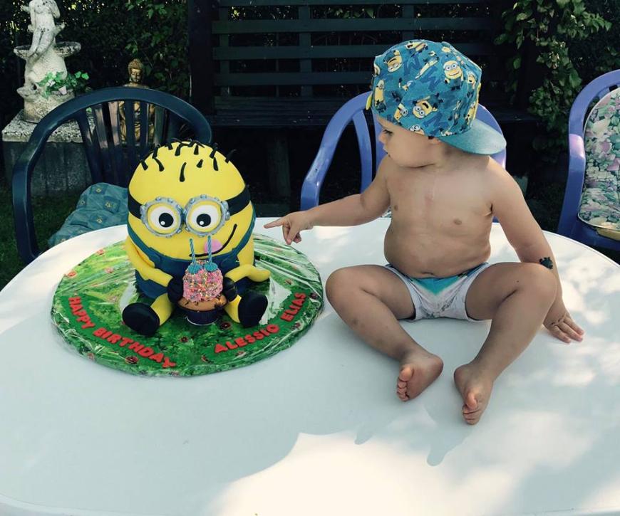 Happy Birthday! An seinem zweiten Geburtstag schmissen Alessios Eltern Sarah und Pietro eine Gartenparty für den Kleinen. Seine Großeltern väterlicherseits waren nicht dabei.