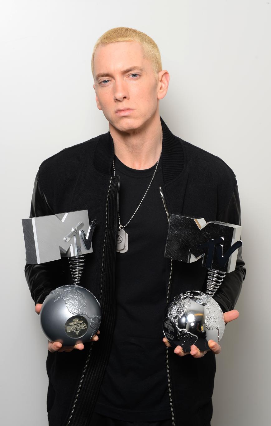 Düstere Miene, glatt rasiert und mit hellblonden Haaren – so kennen die Fans den Rapper Eminem.