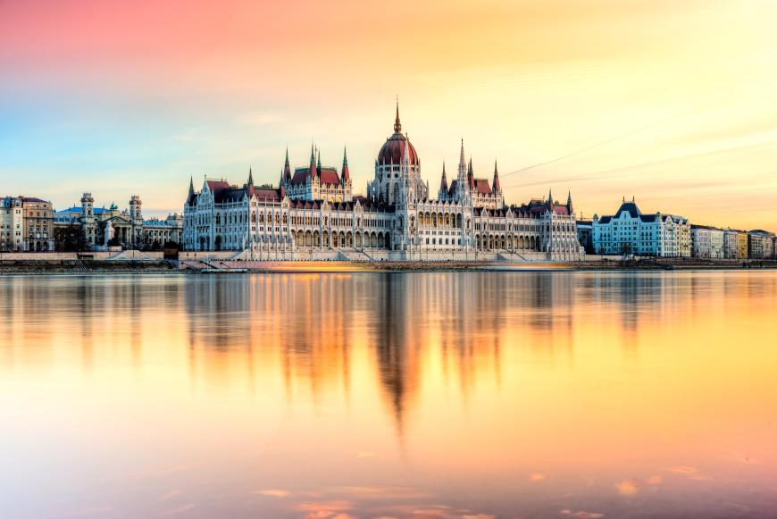 Genieße den Sonnenaufgang am ungarischen Parlament.