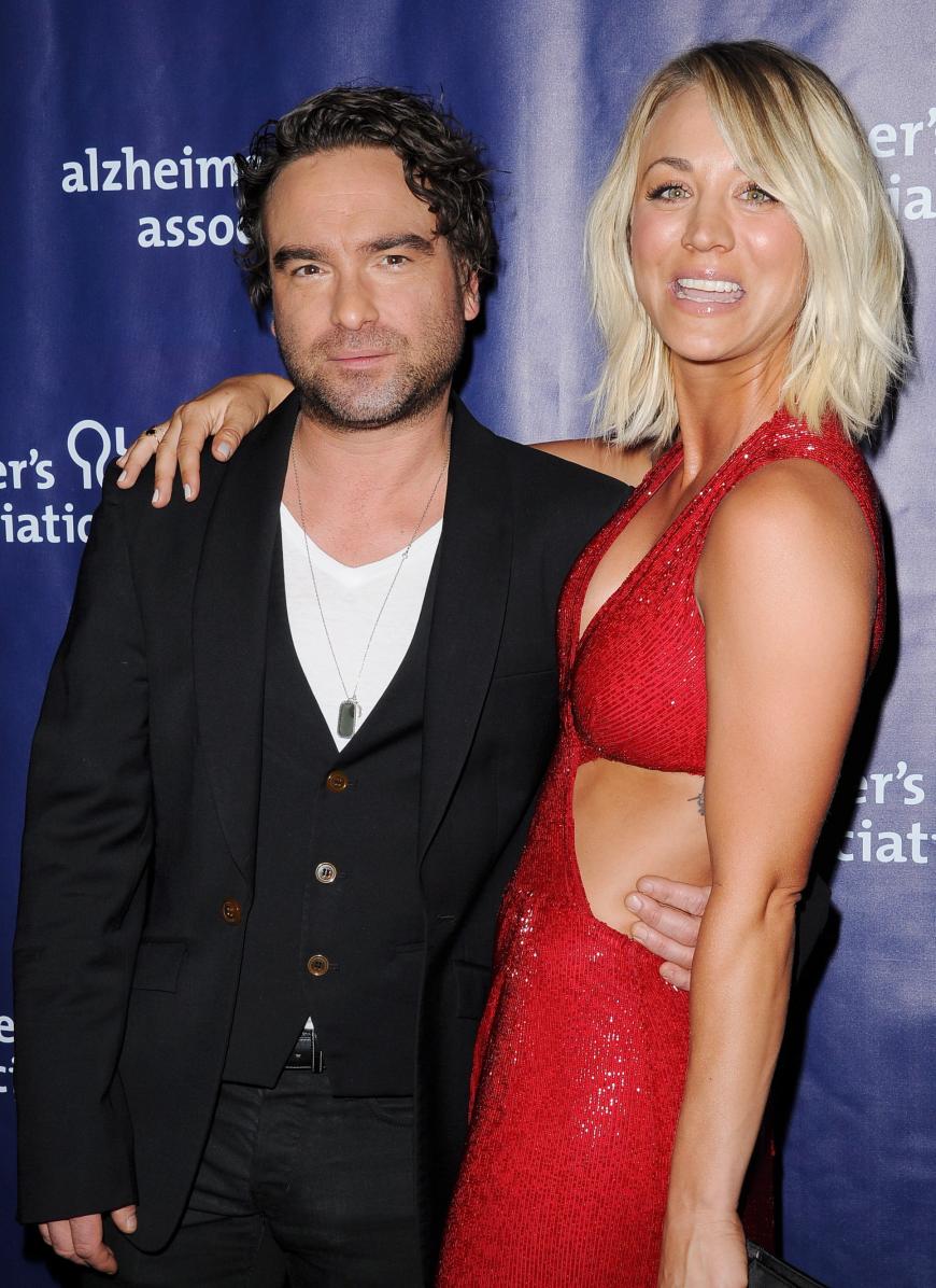 Johnny Galecki und Kaley Cuoco. Auch privat waren sie ein Paar, hielten ihre Beziehung geheim, bis sie sich freundschaftlich trennten.