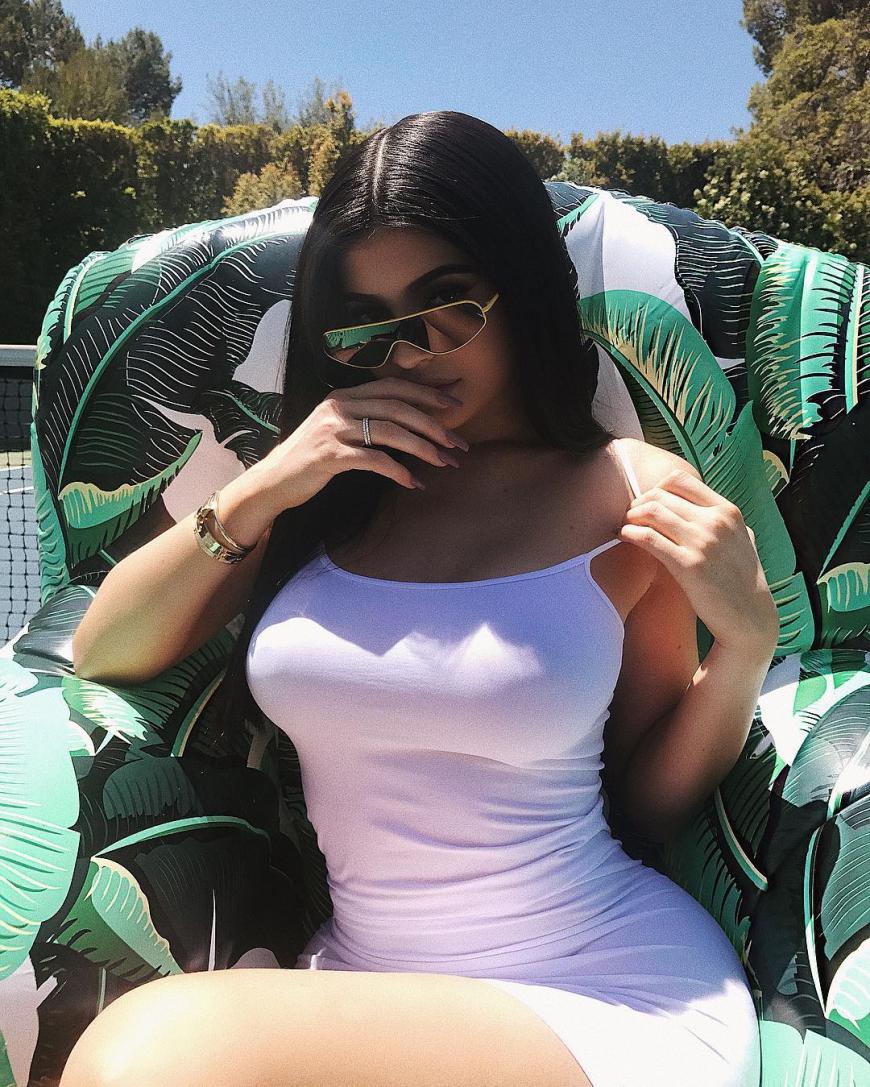 Kylie Jenner weiß, was angesagt ist, deshalb freuen wir uns auch tierisch auf die Sonnenbrillen-Kollektion!