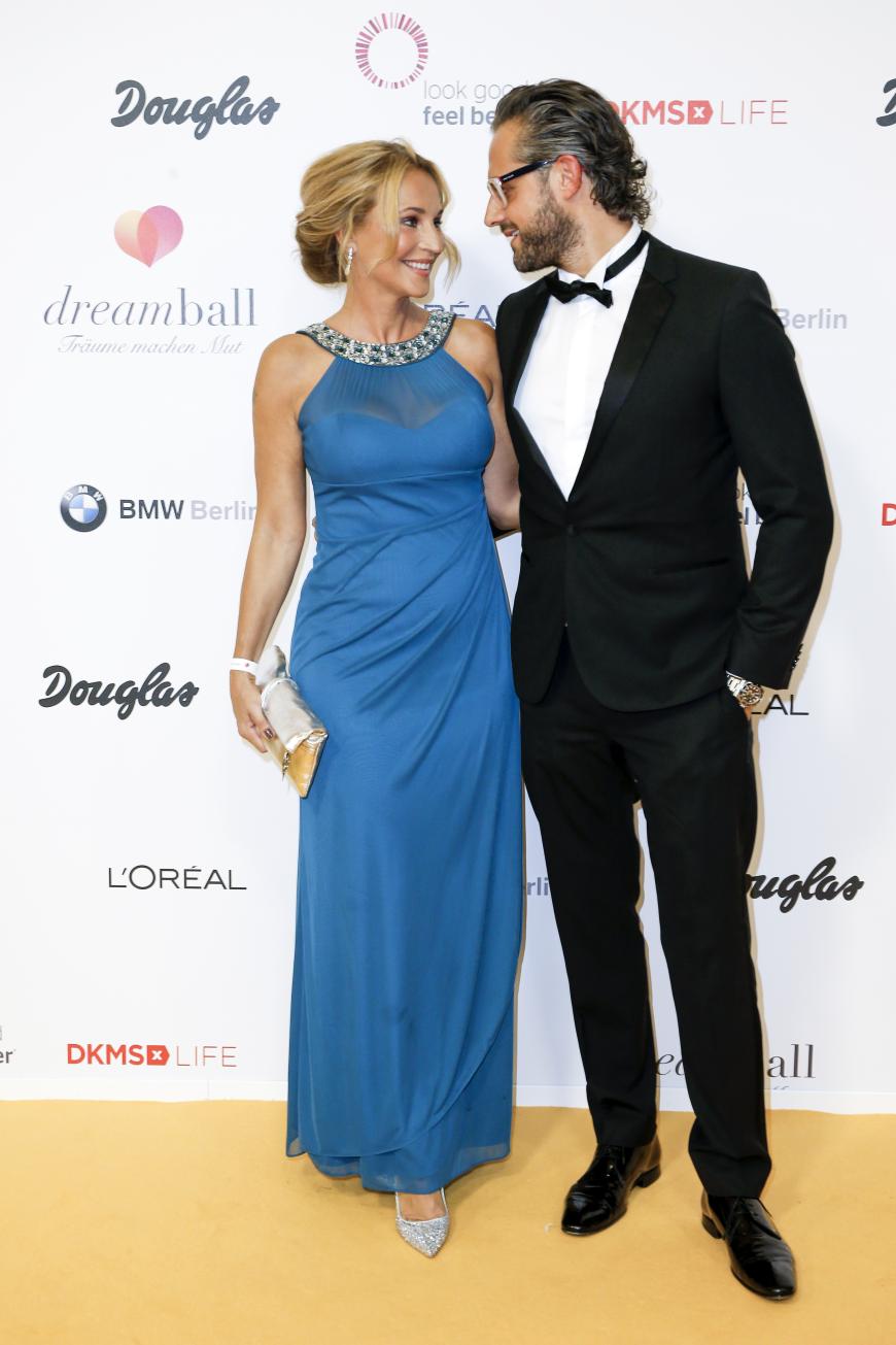 Caroline Beil und ihr 16 Jahre jüngerer Freund Philipp Sattler sind Eltern geworden.