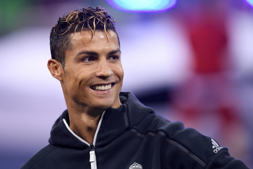 Cristiano Ronaldo ist stolzer Papa von Zwillingen und zeigt uns erstmals sein doppeltes Baby-Glück.