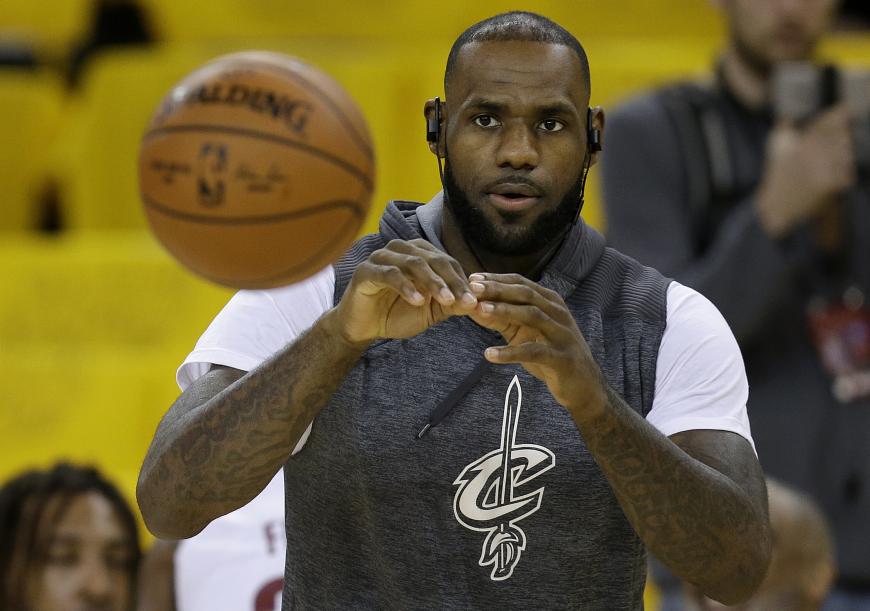 Basketball-Star LeBron James präsentiert auf seinem Instagram-Kanal gern Sportschuhe und Weinflaschen. Auch dafür dürfte bei ihm die Kasse klingeln.
