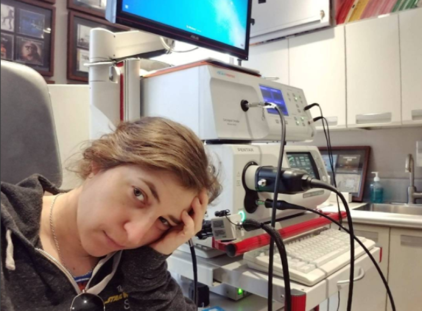Ein Monat Sprechverbot! Dieses Foto postete Mayim Bialik auf Instagram.