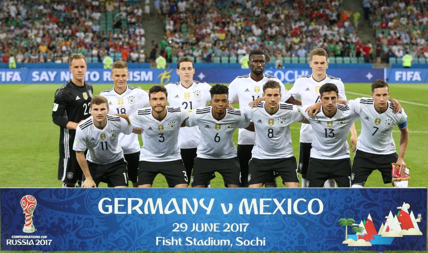 Bundestrainer Jogi Löw und seine ... | "Den Affen gemacht ...