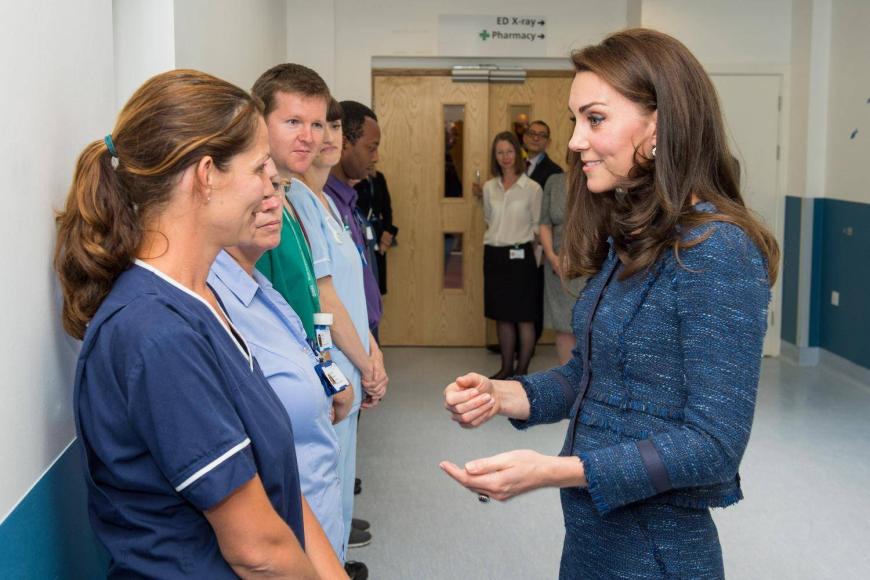 Vor wenigen Wochen zeigte sich Herzogin Kate mit einer verdächtigen Wölbung am Bauch!