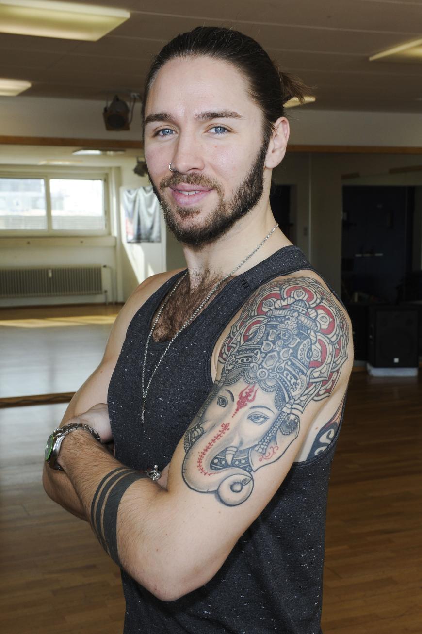 Lange Haare, Bart, Tattoos, Piercings - so kennt man Gil heute.