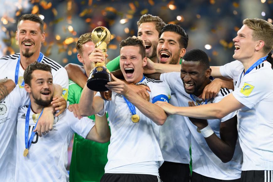 Julian Draxler (M.) konnte nach dem Flirt-Fauxpas nun einen sportlichen Erfolg zu feiern.