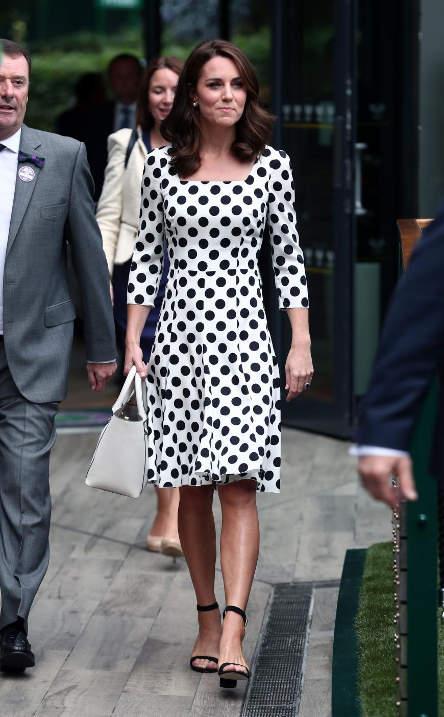 In einem weißen taillierten Sommerkleid mit dunklen Punkten und schwarzen Pumps machte Kate eine hervorragende Figur.