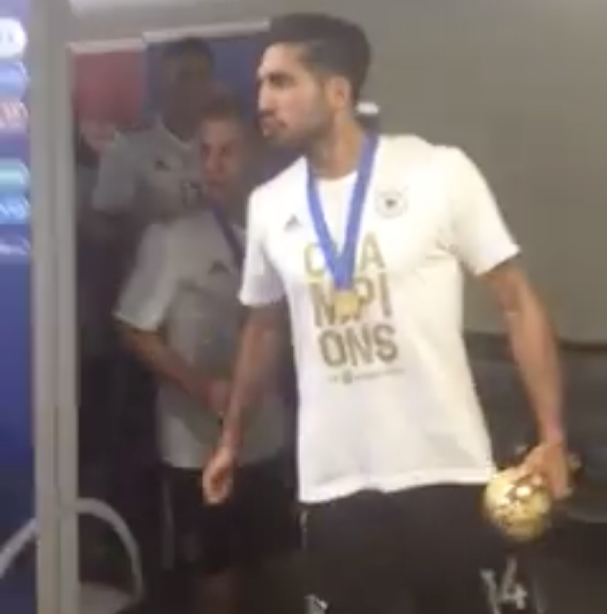 Angeführt wird das Team von Emre Can, der auch den Pokal mit im Schlepptau hat.