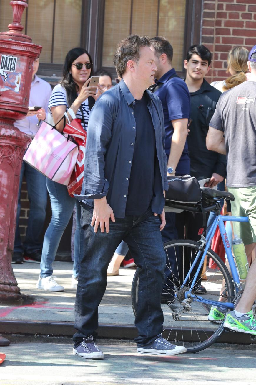 Blass, aufgeschwemmt, mit zerzausten Haaren, Doppelkinn und aufgequollenen Augen: So wurde Matthew Perry bereits 2017 im New Yorker West Village fotografiert. Nun sind neue Schock-Fotos aufgetaucht.