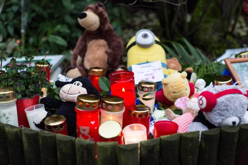 Nach der Ermordung eines Neunjährigen ist die Bevölkerung schockiert. Mit Teddybären, Kuscheltiere und Kerzen trauern die Menschen in Herne.