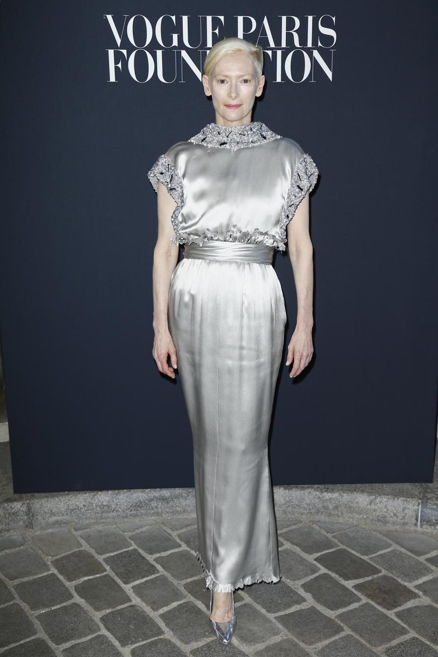 Tilda Swinton wählte den Tarn-Look, denn Kleid-, Haut- und Haarfarbe waren eigentlich eins. Hätte sie nicht den roten Lippenstift aufgetragen, wüsste man gar nicht wo oben und unten ist.