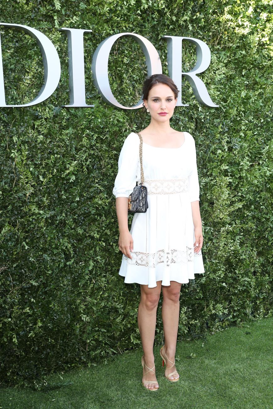 Süß sah Natalie Portman bei der Haute Couture Fashion Week in Paris aus, die zarte Schauspielerin wirkte in ihrem Outfit wie Anfang Zwanzig, dabei ist sie 36!