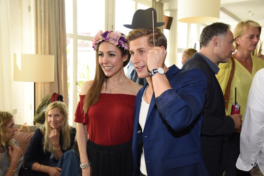 Hut ab! Anastasia Zampounidis and Lukas Sauer posieren an der Fotobox.