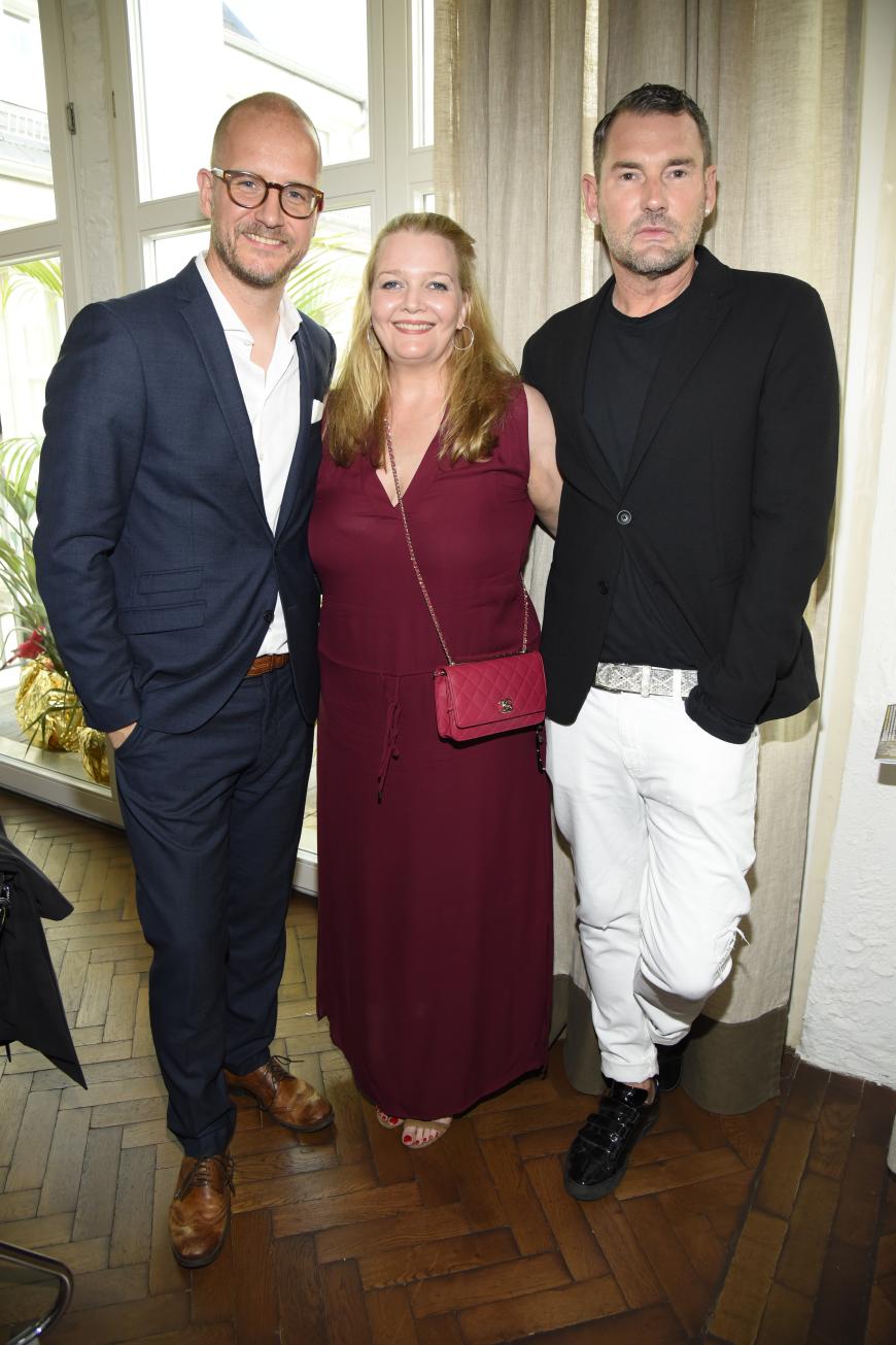 Star-Designer und GNTM-Juror Michael Michalsky (r.) ließ sich das Event auch nicht durch die Lappen gehen und posierte mit Tim Affeld und Herausgeberin Ingrid Rose.