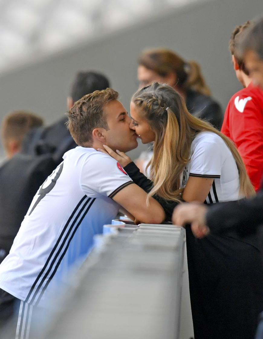 Erst vor wenigen Tagen gaben Mario Götze und Ann-Kathrin Brömmel ihre Verlobung bekannt