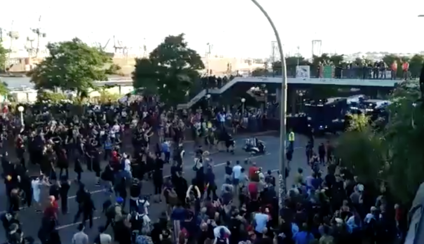 "Wenn beim G20 die Hölle ausbricht und du einfach nur die Pizza ausliefern willst": Mit dieser Fahrt erlangte Pizzabote Benjamin weltweite Berühmtheit.