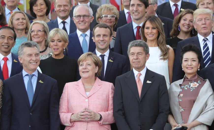 Gruppenfoto der G20-Teilnehmer vor der Elbphilharmonie. Vorne in der Mitte auch Angelika Merkel und Ehemann Joachim Sauer.