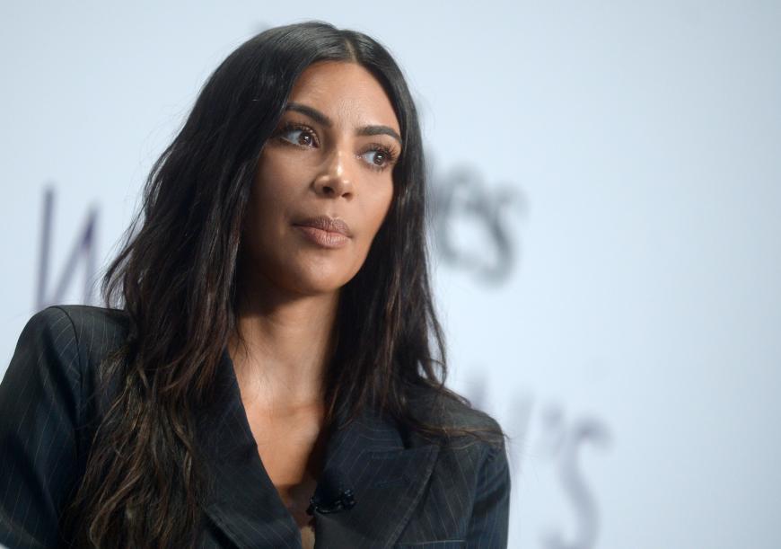 Wir wussten ja schon, dass Kim Kardashian eine leichte Schraube locker hat. Dass es aber sooo schlimm ist, hätten wir uns auch nicht träumen lassen. 